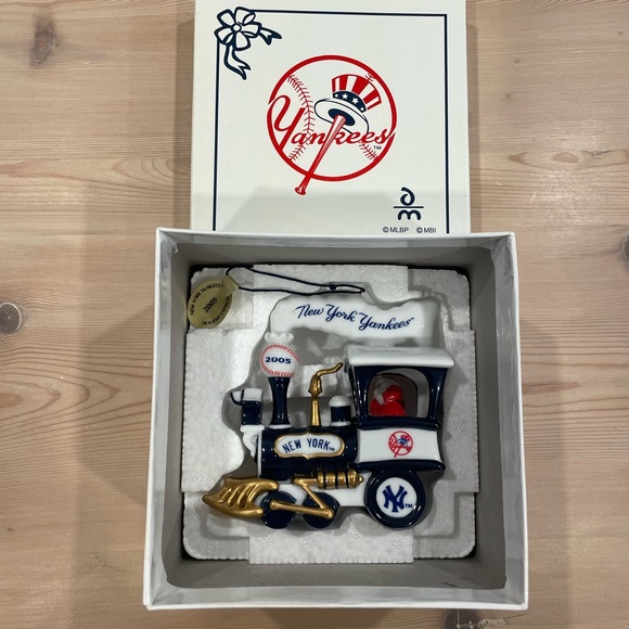 NOT FOR SALE/SOLD - NY Yankees Santa Express Train ornament by the Danbury Mint. - Picture 3 of 3